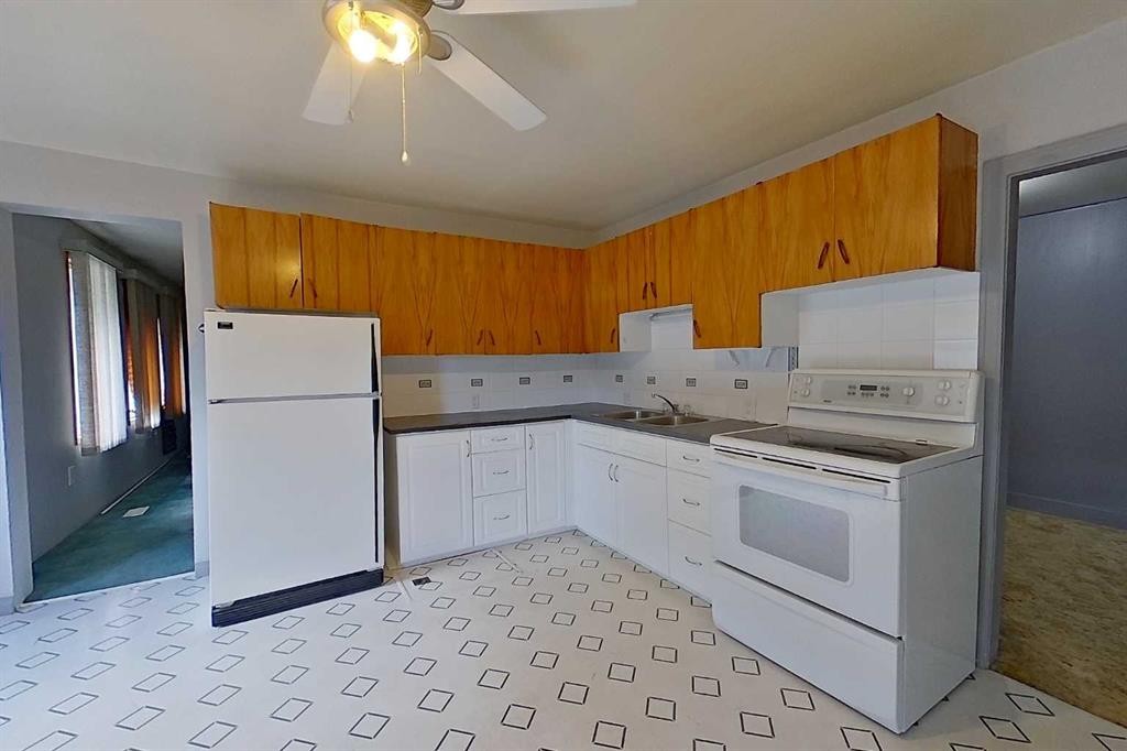 5009 48 Avenue, Athabasca, AB - Indoor Photo Showing Kitchen With Double Sink