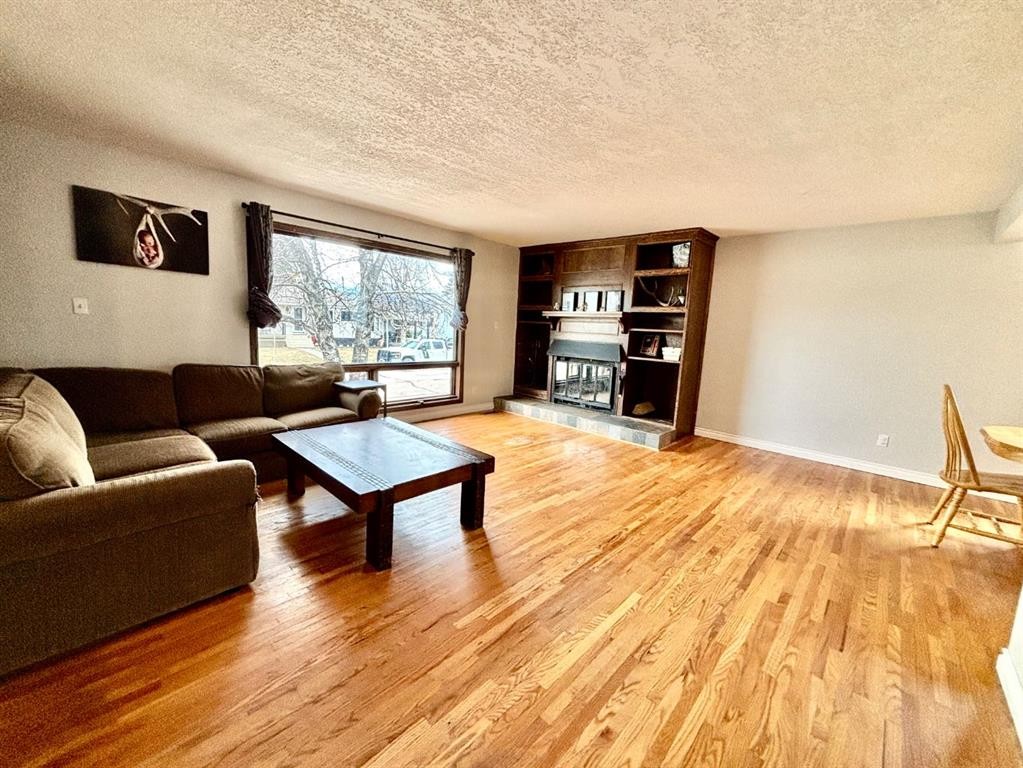130 Willow Drive, Hinton, AB - Indoor Photo Showing Living Room