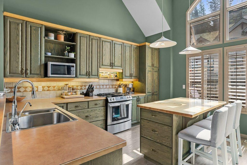14 Antelope Lane, Banff, AB - Indoor Photo Showing Kitchen
