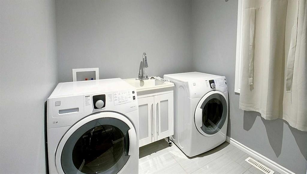 1727 63 Street, Edson, AB - Indoor Photo Showing Laundry Room