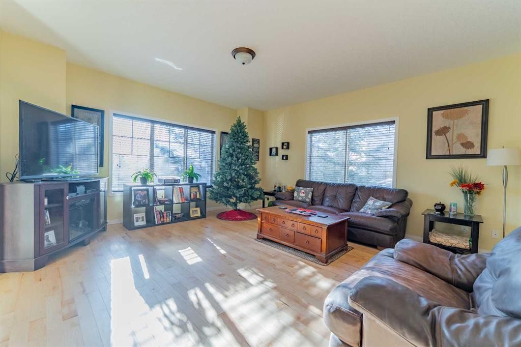142 West Pointe Circle, Cochrane, AB - Indoor Photo Showing Living Room