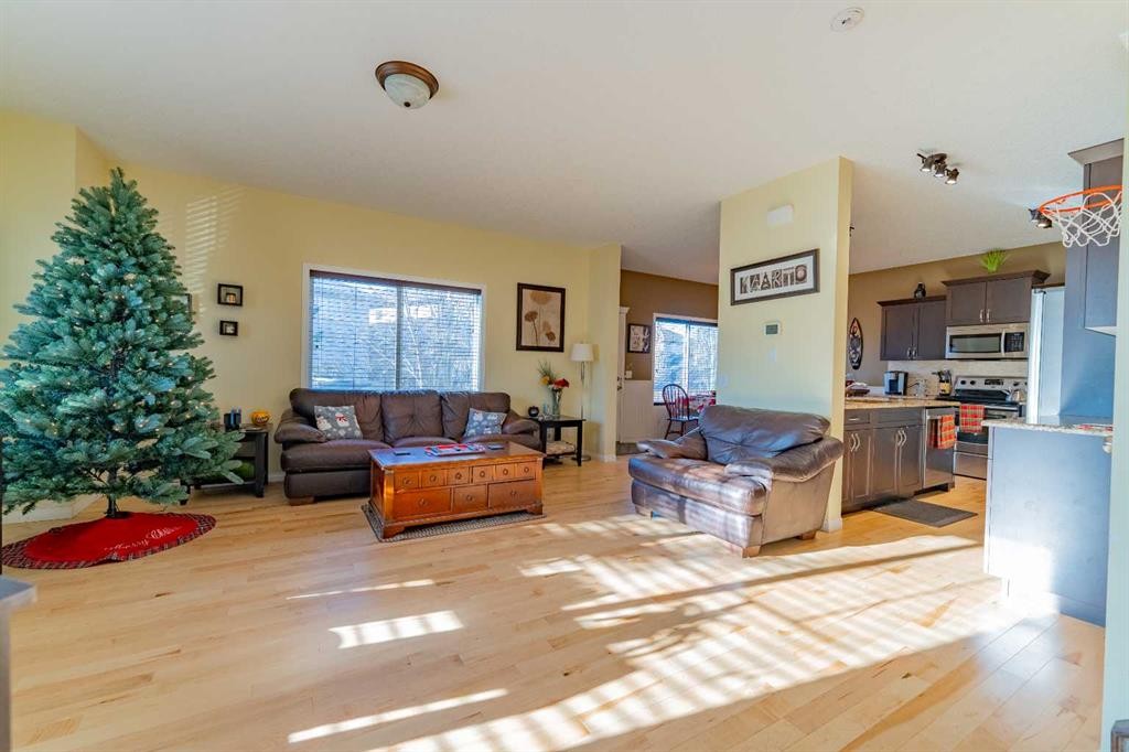 142 West Pointe Circle, Cochrane, AB - Indoor Photo Showing Living Room