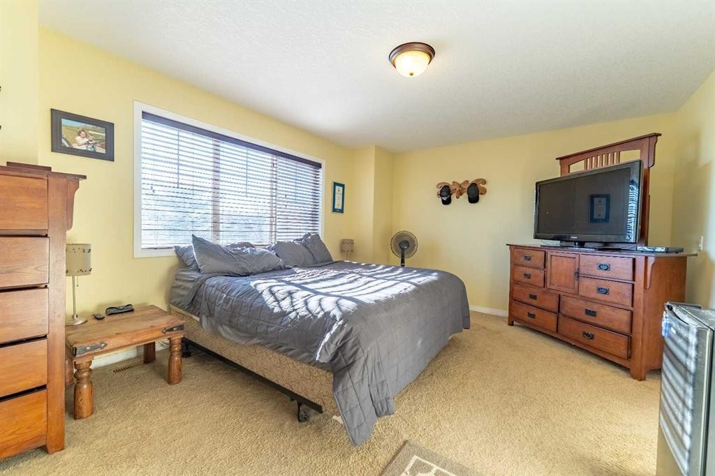 142 West Pointe Circle, Cochrane, AB - Indoor Photo Showing Bedroom