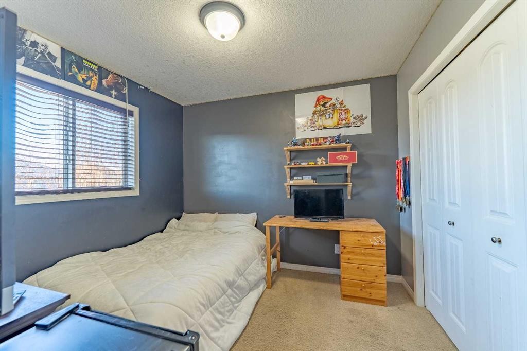 142 West Pointe Circle, Cochrane, AB - Indoor Photo Showing Bedroom