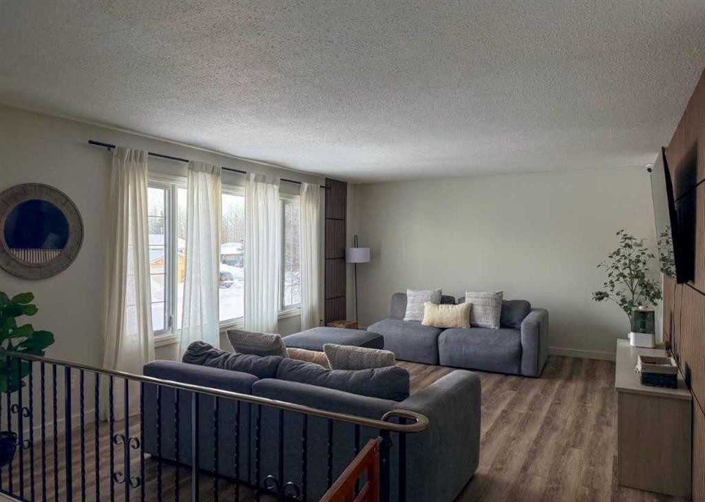 809 8 Street, Fox Creek, AB - Indoor Photo Showing Living Room