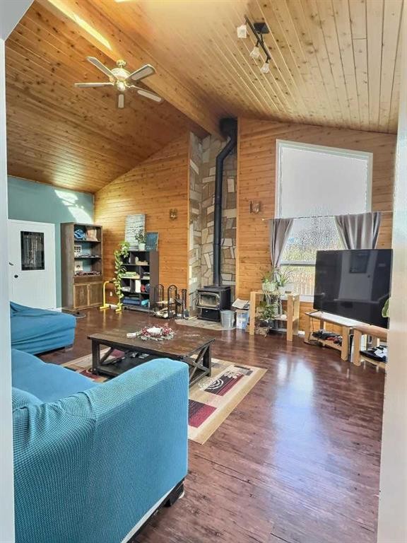 13 Aspen Crescent, Jasper, AB - Indoor Photo Showing Living Room