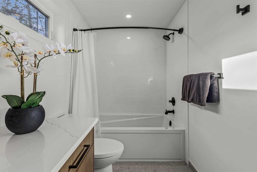 283C Three Sisters Drive, Canmore, AB - Indoor Photo Showing Bathroom