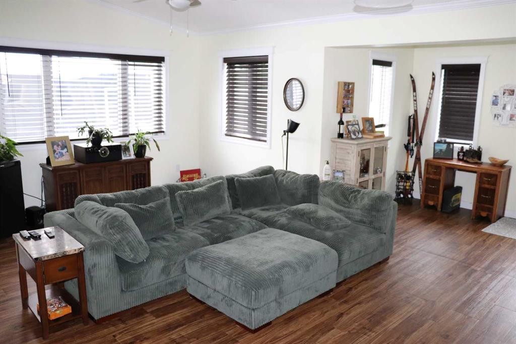 54019C Range Road 165, Rural Yellowhead County, AB - Indoor Photo Showing Living Room