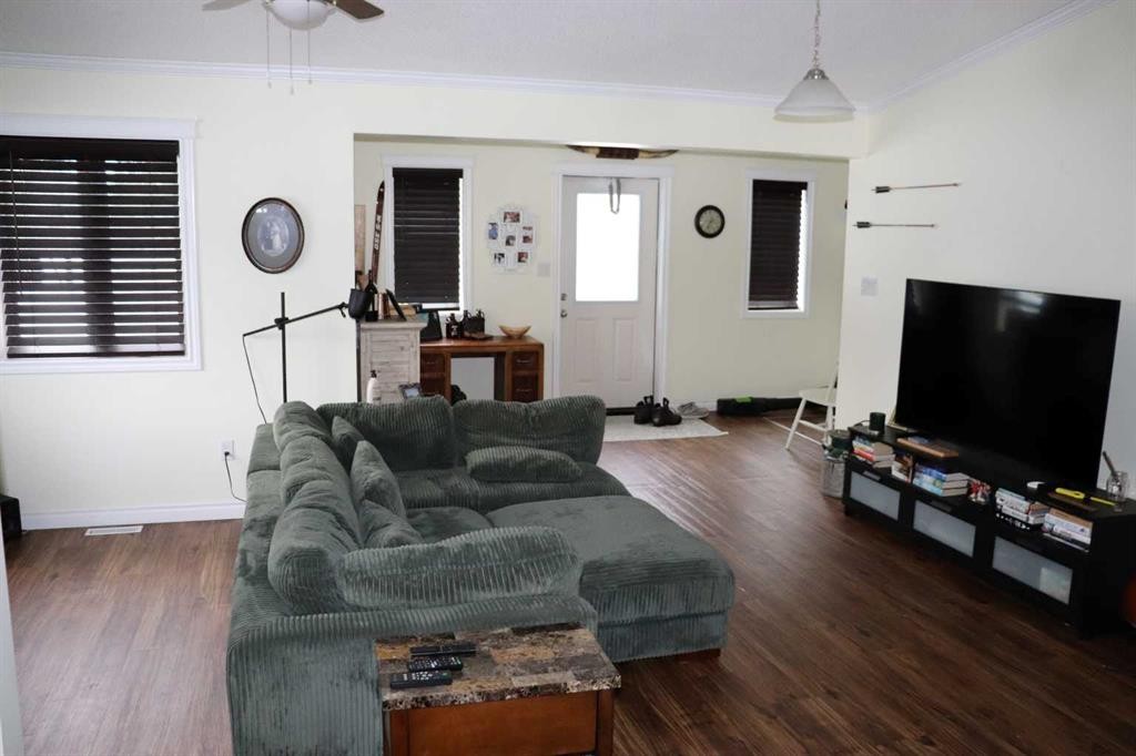 54019C Range Road 165, Rural Yellowhead County, AB - Indoor Photo Showing Living Room