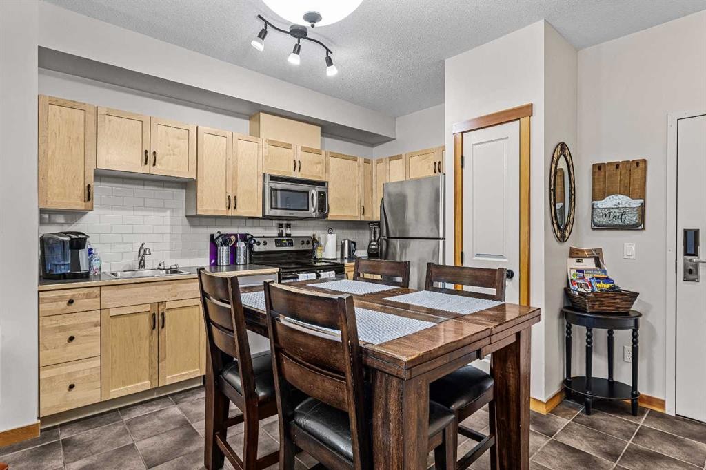107-101 Montane Road Sw, Canmore, AB - Indoor Photo Showing Kitchen