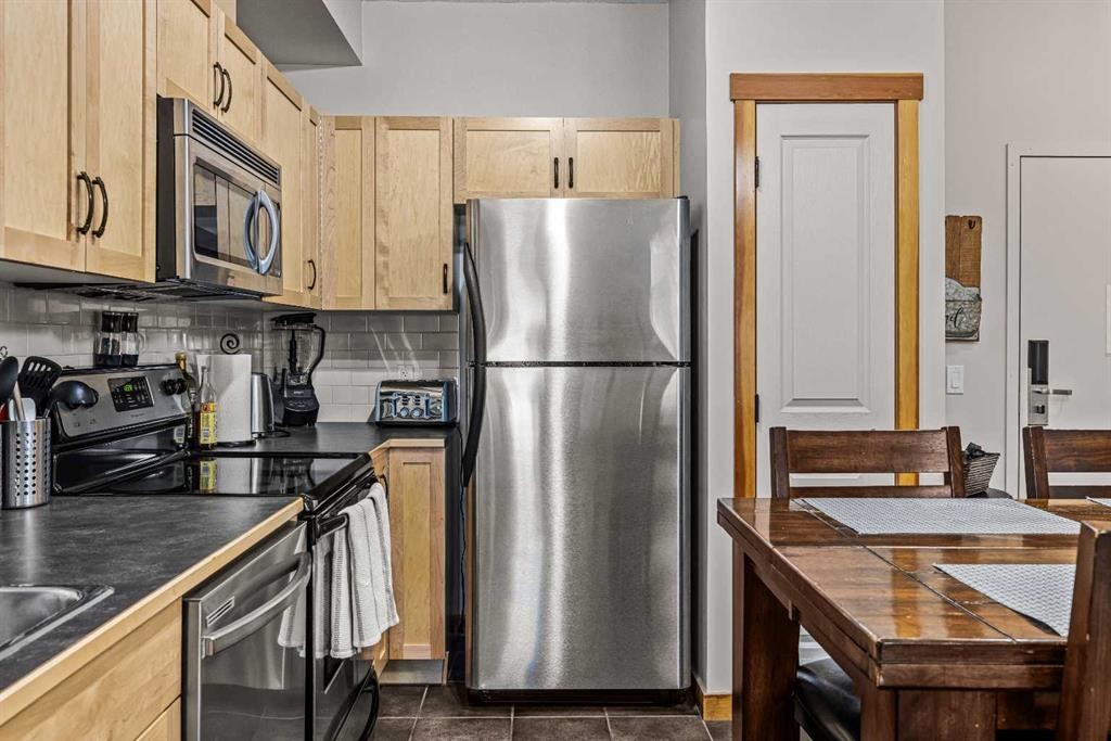 107-101 Montane Road Sw, Canmore, AB - Indoor Photo Showing Kitchen