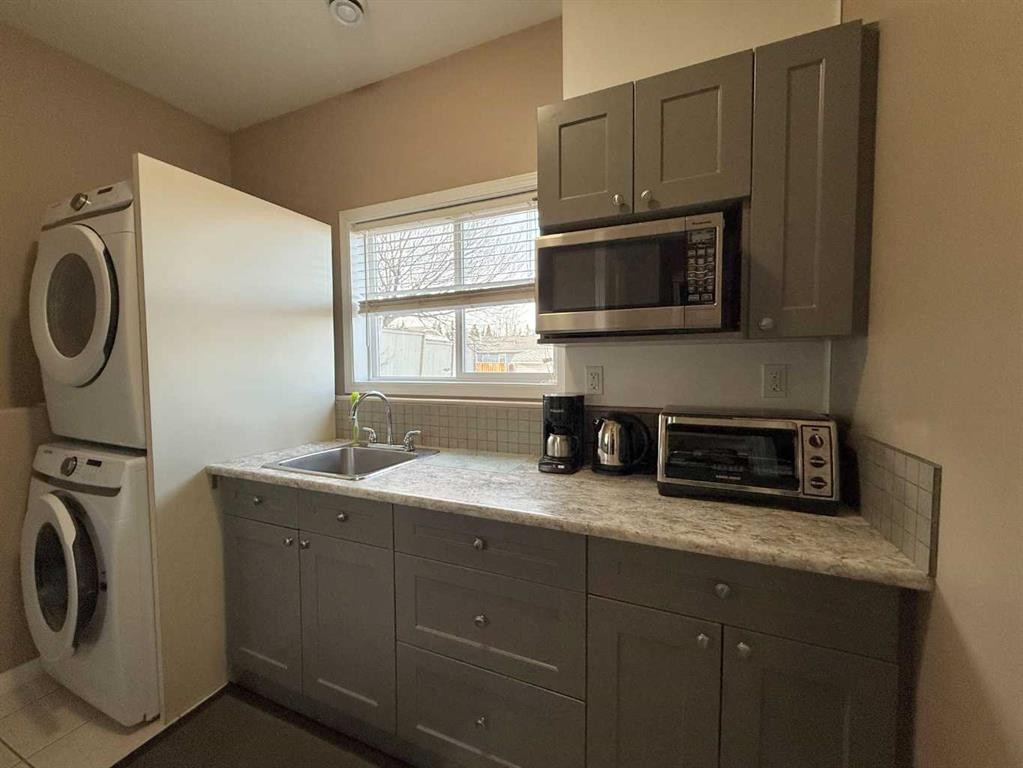 294 Tocher Avenue, Hinton, AB - Indoor Photo Showing Laundry Room