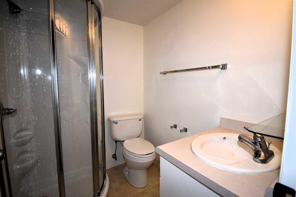 202-777 48 Street, Edson, AB - Indoor Photo Showing Bathroom