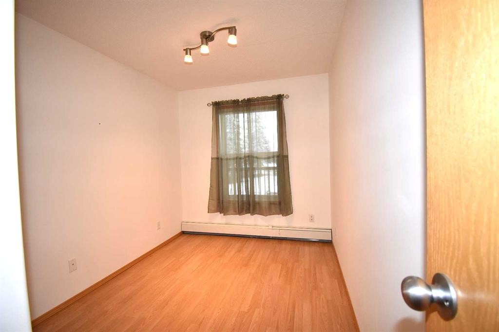 202-777 48 Street, Edson, AB - Indoor Photo Showing Other Room