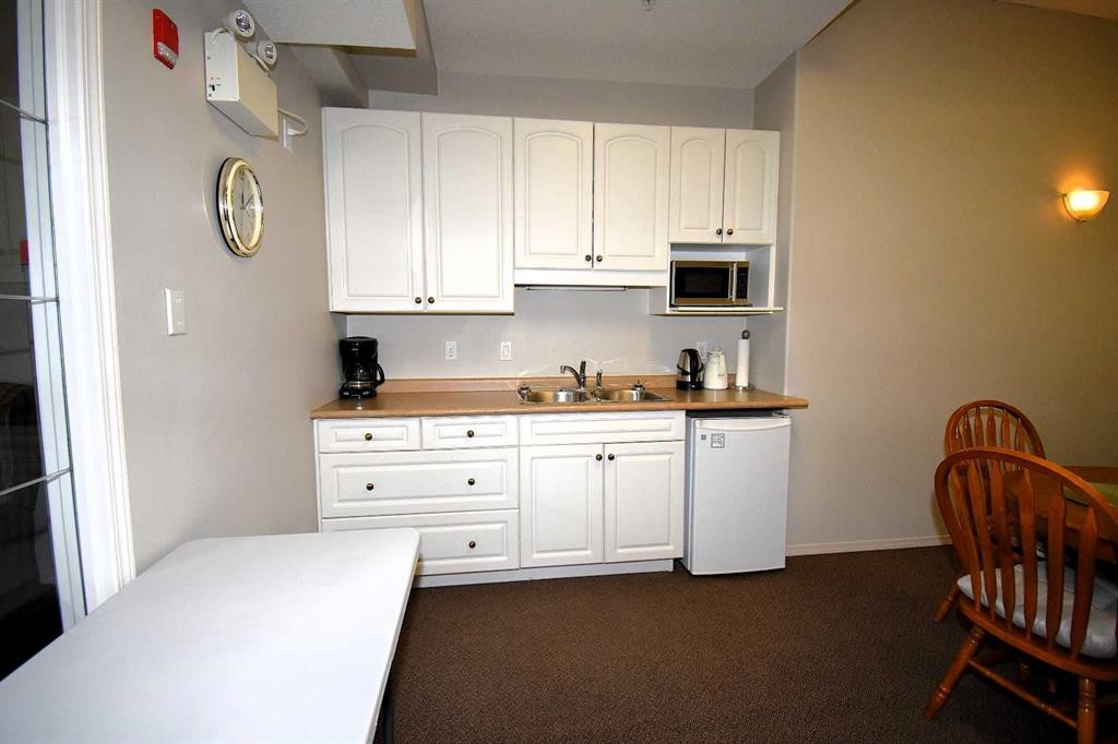 202-777 48 Street, Edson, AB - Indoor Photo Showing Kitchen With Double Sink