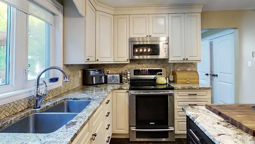 1808 63 Street, Edson, AB - Indoor Photo Showing Kitchen With Double Sink
