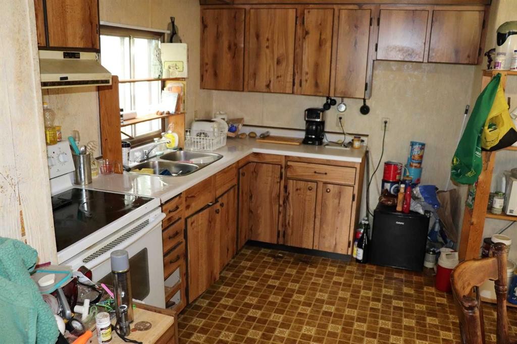4938 49 Avenue, Robb, AB - Indoor Photo Showing Kitchen With Double Sink