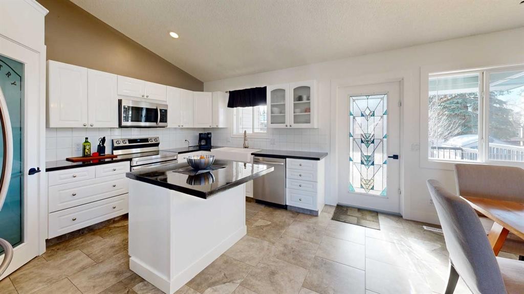 33 Park Circle, Whitecourt, AB - Indoor Photo Showing Kitchen With Double Sink With Upgraded Kitchen