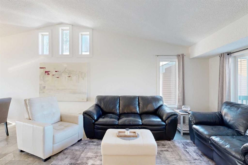 33 Park Circle, Whitecourt, AB - Indoor Photo Showing Living Room