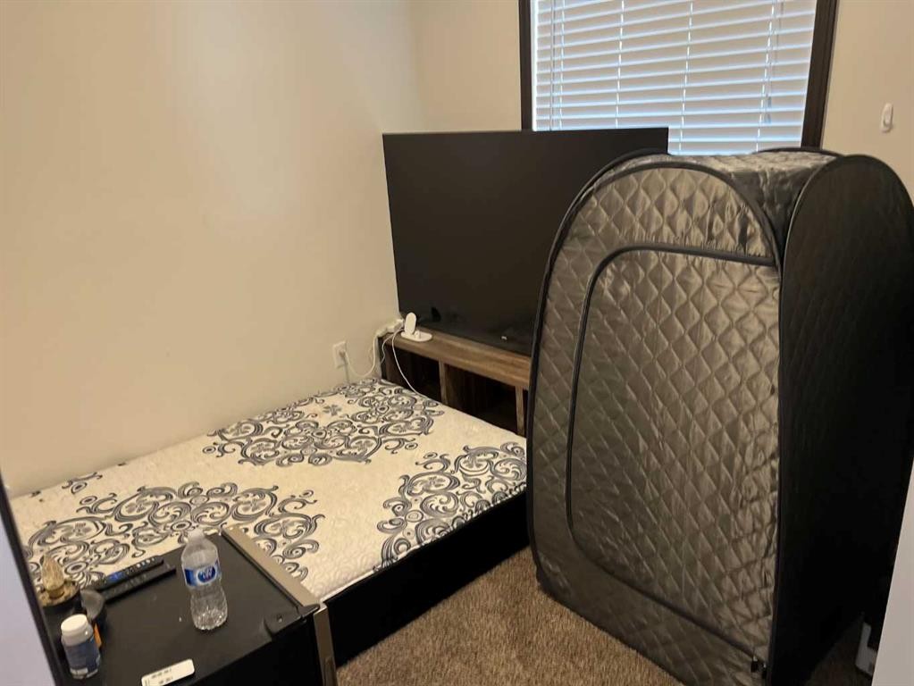 527 3 Avenue, Fox Creek, AB - Indoor Photo Showing Bedroom