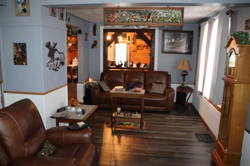 4810 9 Avenue, Edson, AB - Indoor Photo Showing Living Room