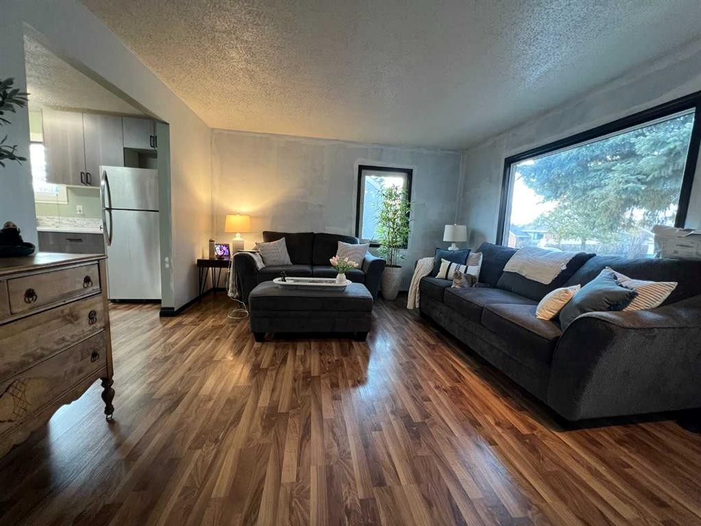 5021 10 Avenue, Edson, AB - Indoor Photo Showing Living Room