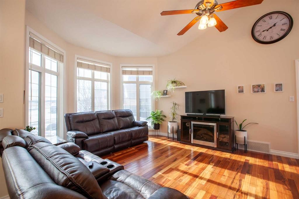 4122 48 Avenue, Mayerthorpe, AB - Indoor Photo Showing Living Room