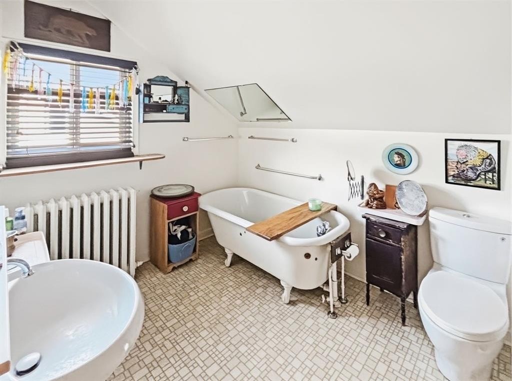 211 Colin Crescent, Jasper, AB - Indoor Photo Showing Bathroom