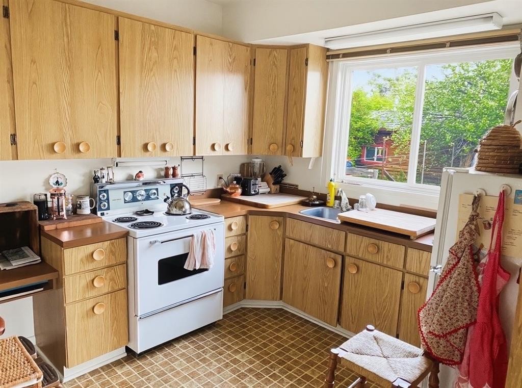 211 Colin Crescent, Jasper, AB - Indoor Photo Showing Kitchen