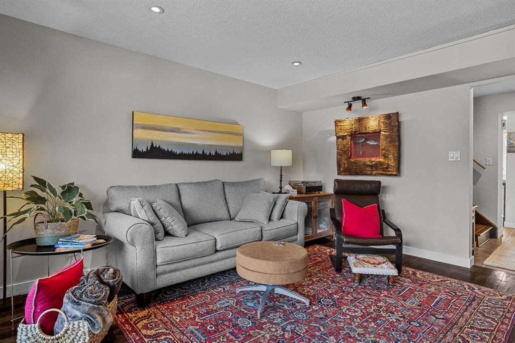 4-630 3Rd Street, Canmore, AB - Indoor Photo Showing Living Room