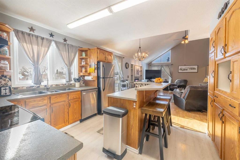 1401 54 Street, Edson, AB - Indoor Photo Showing Kitchen With Double Sink