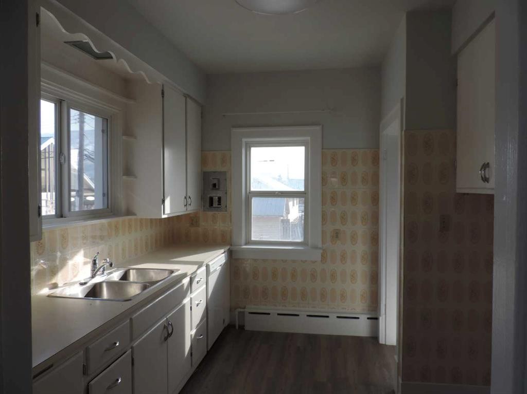 701 Geikie Street, Jasper, AB - Indoor Photo Showing Kitchen With Double Sink