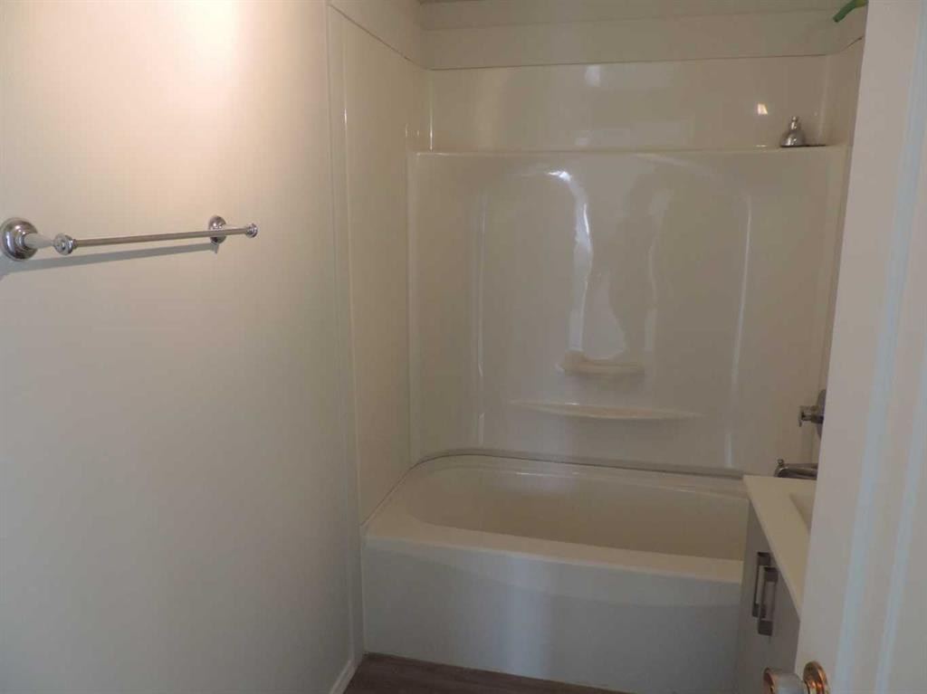 701 Geikie Street, Jasper, AB - Indoor Photo Showing Bathroom