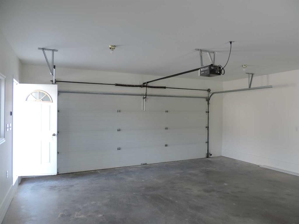 701 Geikie Street, Jasper, AB - Indoor Photo Showing Garage