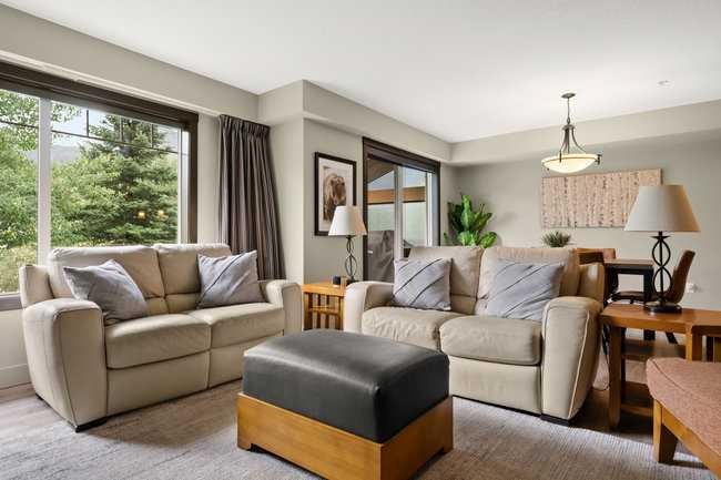 2206-250 2 Avenue, Dead Man'S Flats, AB - Indoor Photo Showing Living Room