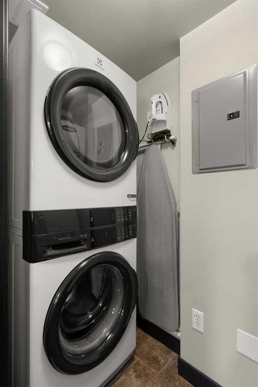 2206-250 2 Avenue, Dead Man'S Flats, AB - Indoor Photo Showing Laundry Room