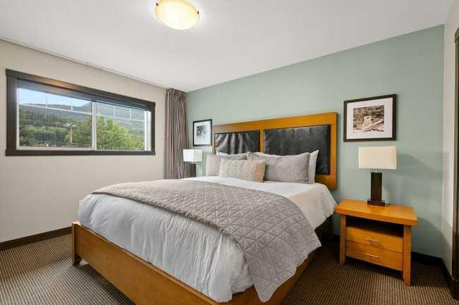 2206-250 2 Avenue, Dead Man'S Flats, AB - Indoor Photo Showing Bedroom