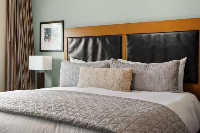 2206-250 2 Avenue, Dead Man'S Flats, AB - Indoor Photo Showing Bedroom