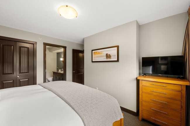 2206-250 2 Avenue, Dead Man'S Flats, AB - Indoor Photo Showing Bedroom