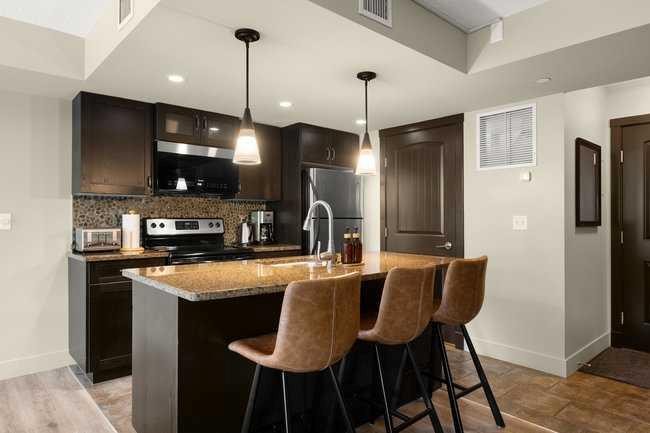 2206-250 2 Avenue, Dead Man'S Flats, AB - Indoor Photo Showing Kitchen With Stainless Steel Kitchen With Upgraded Kitchen