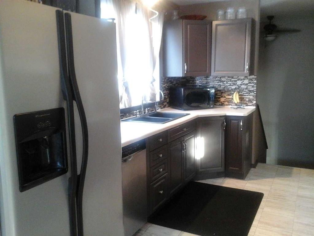 712 3 Avenue, Fox Creek, AB - Indoor Photo Showing Kitchen With Double Sink