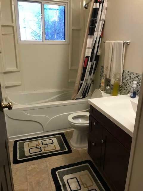 712 3 Avenue, Fox Creek, AB - Indoor Photo Showing Bathroom
