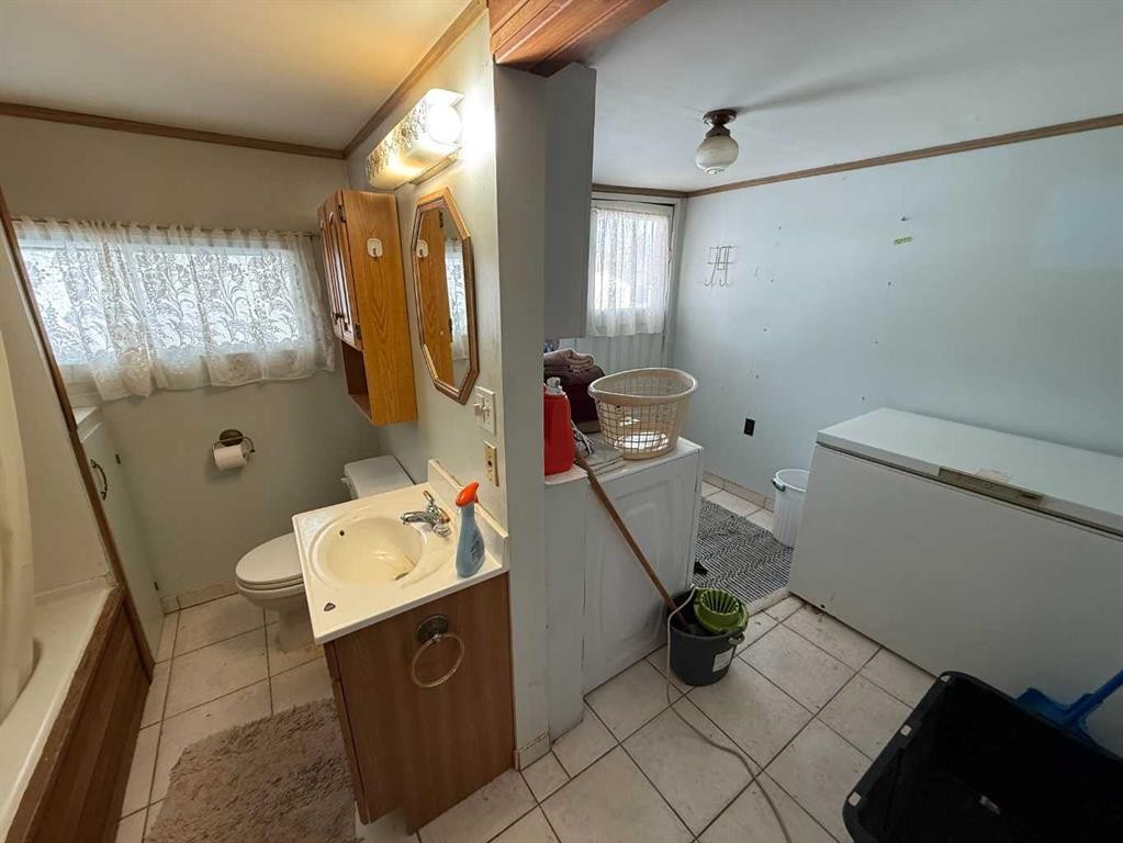 4933 Centre Street, Brule, AB - Indoor Photo Showing Bathroom