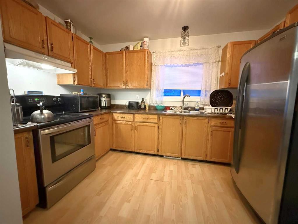 4909 42 Street, Athabasca, AB - Indoor Photo Showing Kitchen With Double Sink