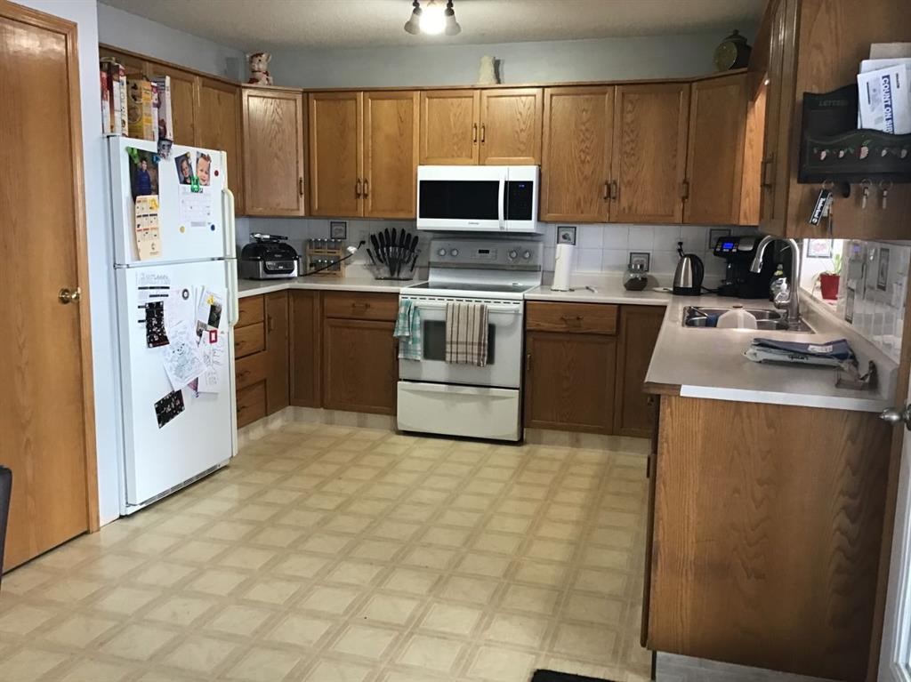 29 Lyons Crescent, Whitecourt, AB - Indoor Photo Showing Kitchen