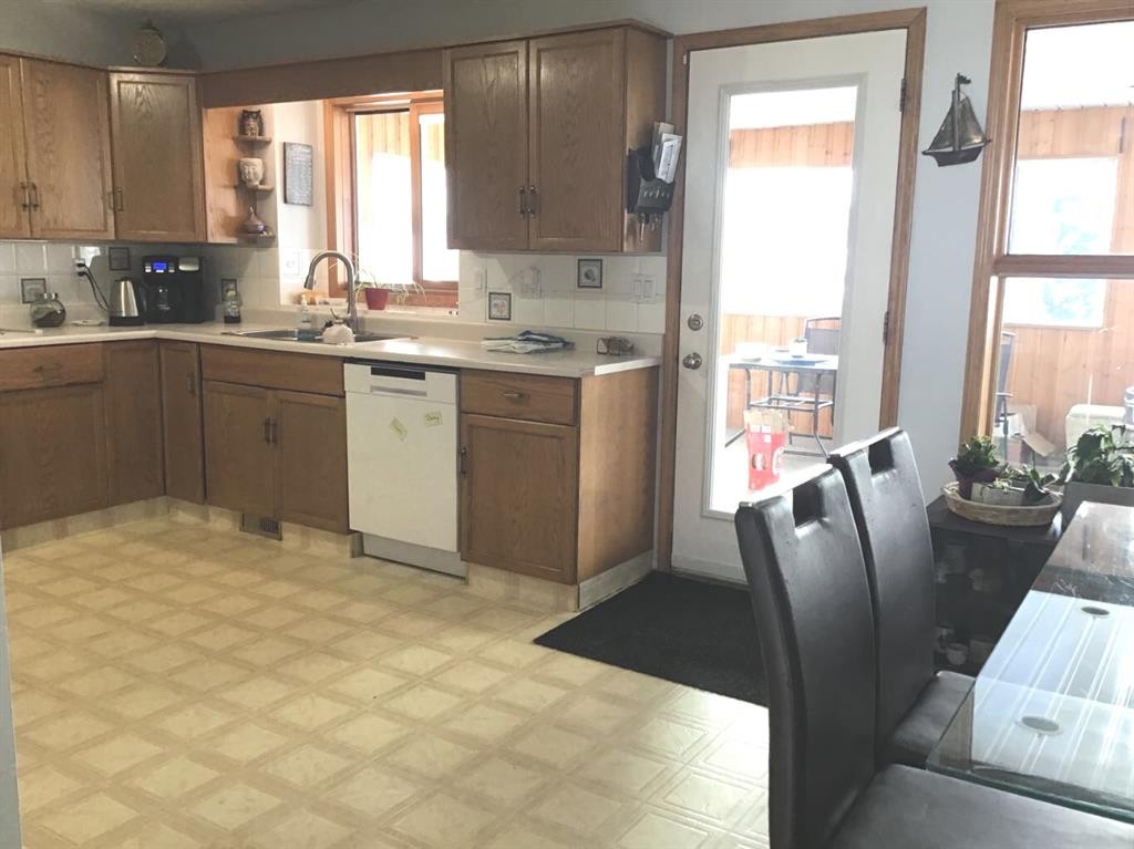 29 Lyons Crescent, Whitecourt, AB - Indoor Photo Showing Kitchen