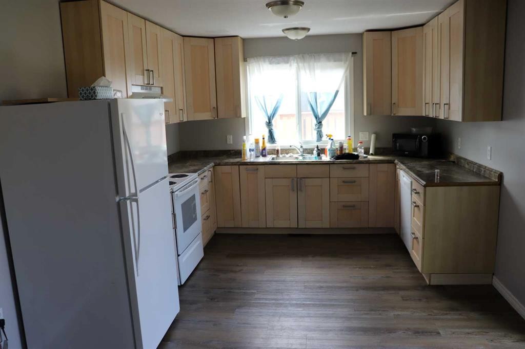 5518 13 Avenue, Edson, AB - Indoor Photo Showing Kitchen With Double Sink