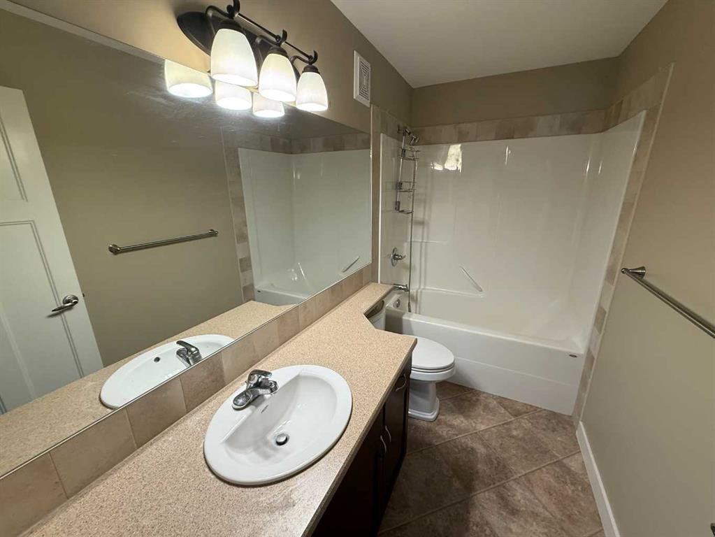 105 Wolf Willow Cove, Hinton, AB - Indoor Photo Showing Bathroom