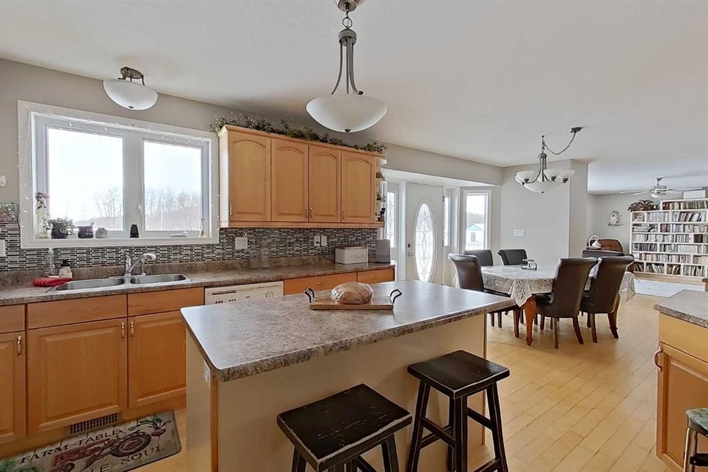 74120 100 Range Road, Kinuso, AB - Indoor