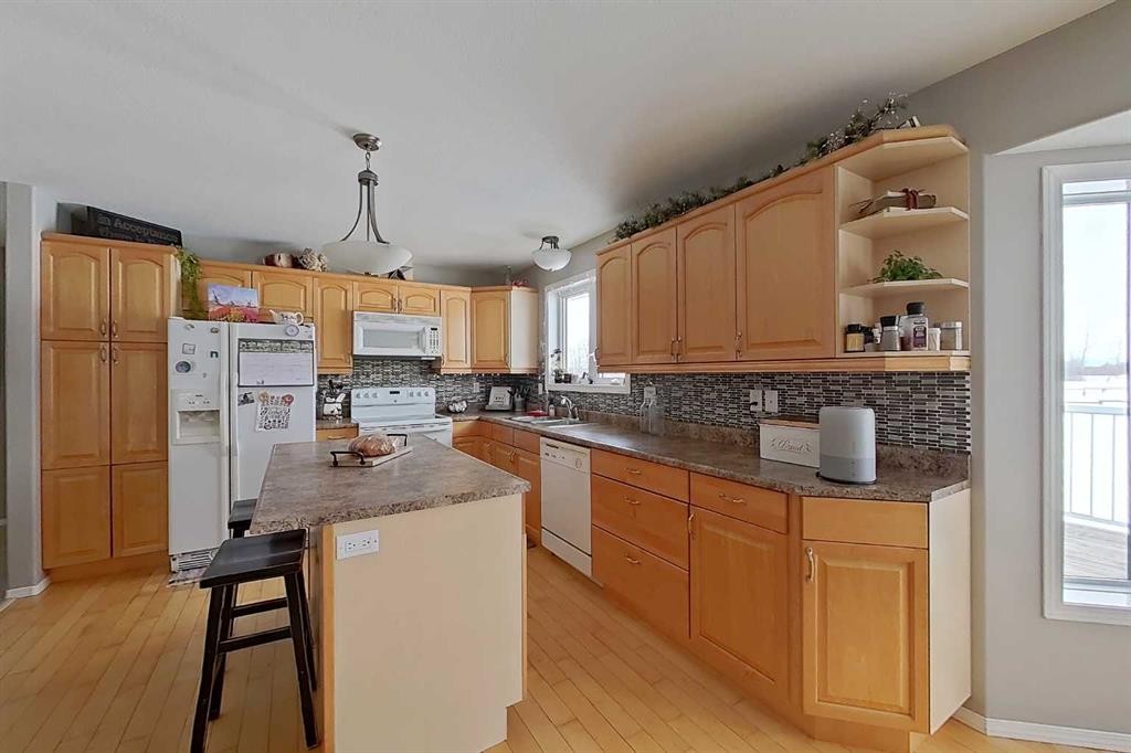 74120 100 Range Road, Kinuso, AB - Indoor Photo Showing Kitchen With Double Sink